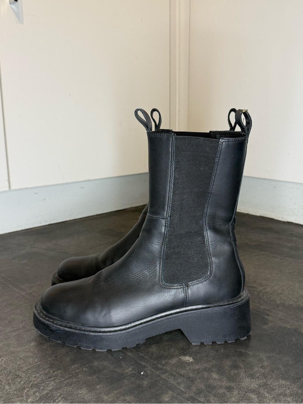 Steve Madden Black Leather Chelsea Lug Sole Boots